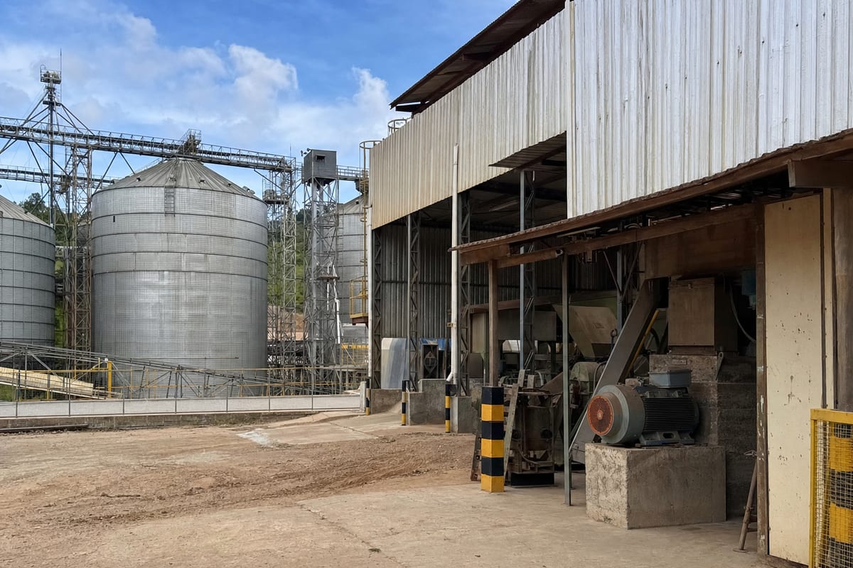 Instalação agroindustrial com silos e maquinário elétrico
